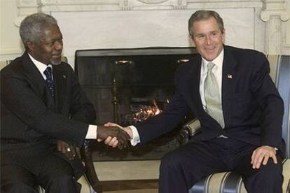 El secretario general de la ONU, Kofi Annan, con el presidente George Bush en la Casa Blanca el 13 de febrero.