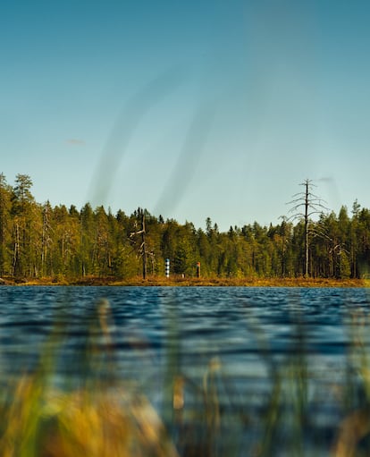 Dos postes señalan la frontera entre Finlandia y Rusia en el punto geográfico más al Este del país nórdico y de la Unión Europea continental. 