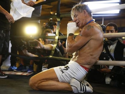 Mickey Rourke, ayer durante un entrenamiento en Mosc&uacute;