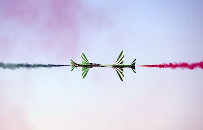 El equipo oficial de vuelo acrobático de las Reales Fuerzas Aéreas Saudíes, los Saudi Hawks, durante el espectáculo de acrobacias aéreas Al Ain, en el aeropuerto de Al Ain (Emiratos Árabes Unidos).