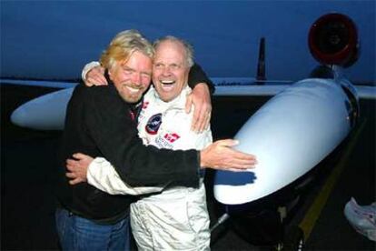 Steve Fossett, a la derecha, es recibido por el presidente de Virgin, Richard Branson, a su llegada a Bournemouth.