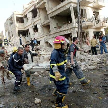 Los equipos de rescate llevan en camilla a una víctima de los atentados de ayer en Bagdad.