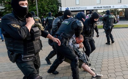 Agenes de policía detienen a un manifestantes en Minsk, el lunes.