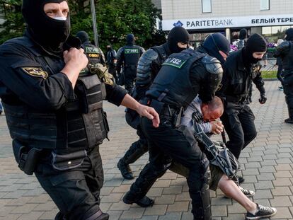 Agenes de policía detienen a un manifestantes en Minsk, el lunes.