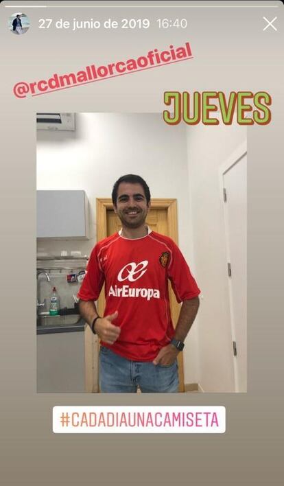 Miquel Angel Bennasar posa con una de las camisetas con las que cumplió su promesa por el ascenso del RCD Mallorca.