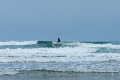 Rodiles, Asturias. Estamos ante una preciosa muestra de playa virgen, situada junto a la desembocadura de la ría de Villaviciosa. Olas potentes y rápidas chocan constantemente contra un entorno salvaje que protege arenas amables y tostadas. Se trata de una opción muy versátil, ya que con la marea baja ofrece tubos perfectos que rivalizan con los de cualquier otro lugar. Este popular lugar de peregrinaje local es una buena elección para sumergirse en el encanto del espíritu asturiano.  