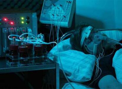 Un estudiante voluntario duerme, con los equipos de registro conectados, durante el experimento de memoria reforzada mediante los olores.
