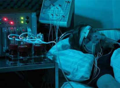 Un estudiante voluntario duerme, con los equipos de registro conectados, durante el experimento de memoria reforzada mediante los olores.