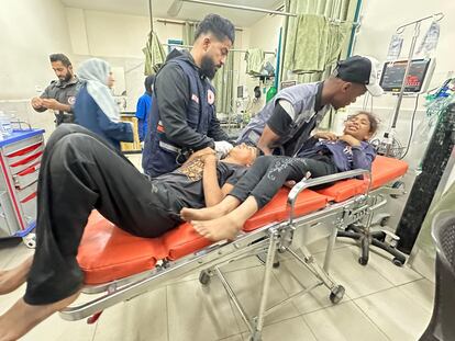 Unos niños palestinos heridos tras un ataque israelí, este jueves en Rafah (Gaza).