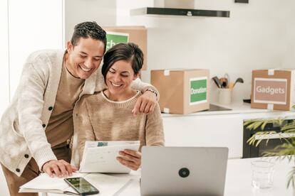 Pareja en busca de soluciones hipotecarias.