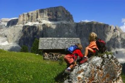 Dos jóvenes senderistas en Val di Fassa, en los Dolomitas (Italia).