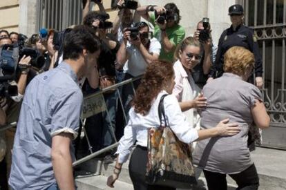 María José Campanario junto a su madre (Derecha) y a Jesulín de Ubrique (Izquierda) en la entrada al juicio del caso Karlos.