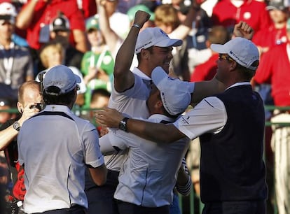 Sergio coge en brazos a Kaymer para celebrar su victoria.