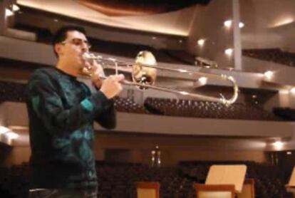 Jordi Navarro tocando el trombón en el Auditorio Nacional de Música.
