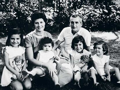 Héctor Germán Oesterheld, con su esposa y sus cuatro hijas: Estela, Marina, Diana y Beatriz, todas desaparecidas en 1976 y 1977, cuando contaban entre 18 y 24 años.