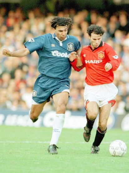 Giggs se enfrenta con Ruud Gullit, del Chelsea, en un partido de la liga inglesa en 1995, cuando tenía 21 años.