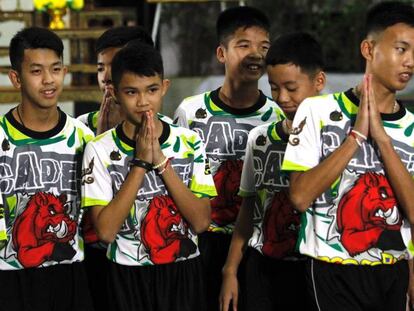 Varios de los doce niños rescatados del interior de una cueva en el norte de Tailandia saludan después de abandonar el hospital.