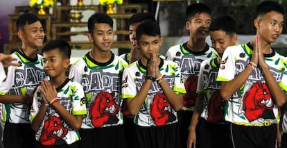 Varios de los doce niños rescatados del interior de una cueva en el norte de Tailandia saludan después de abandonar el hospital.