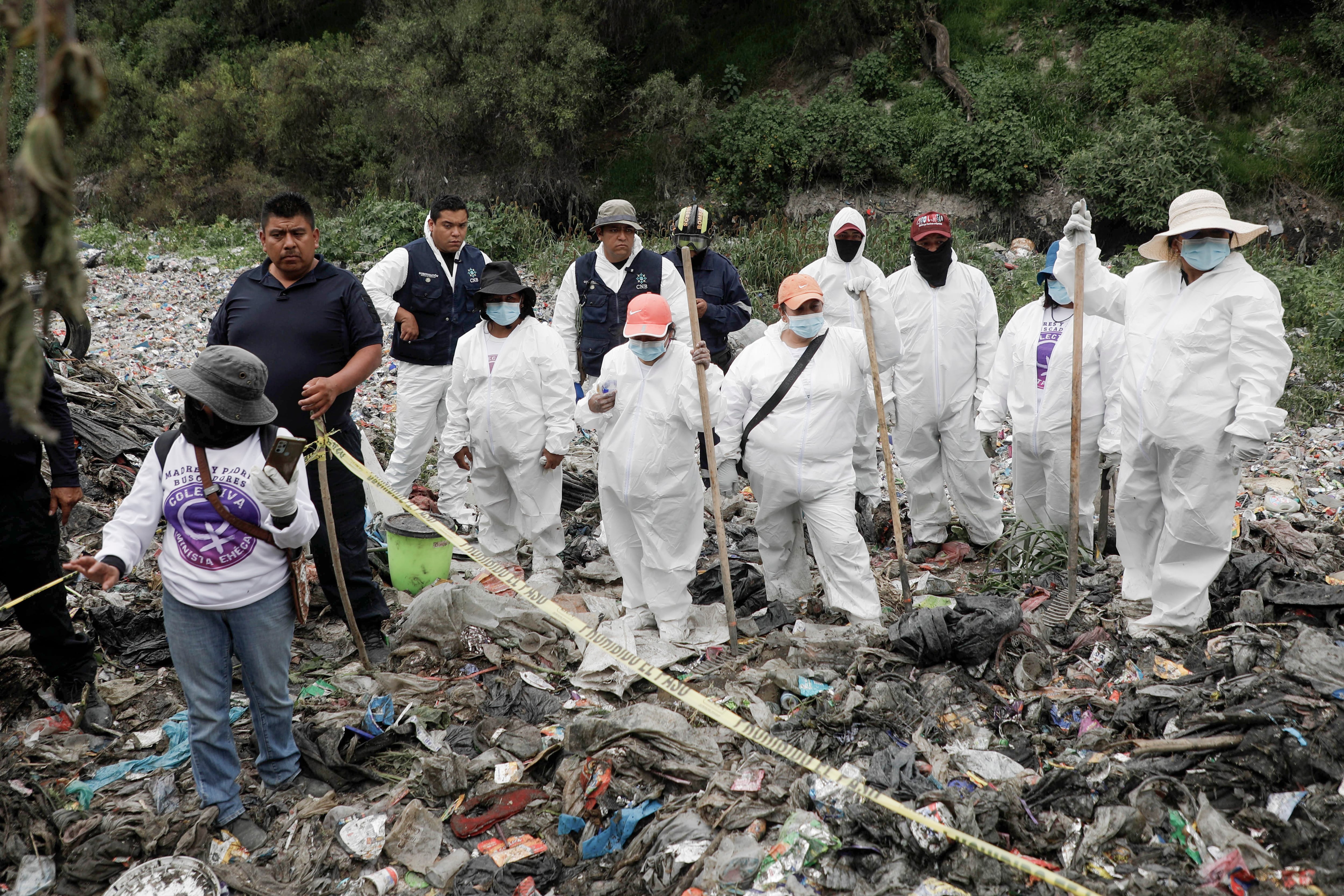 Buscaban una niña de 11 años y hallaron tres cuerpos: madres buscadoras en canales de aguas negras en el Estado de México, en imágenes