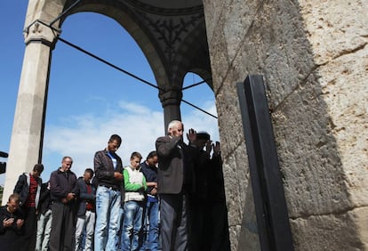 Unos kosovares rezan, a finales de septiembre, en una mezquita de Pristina.