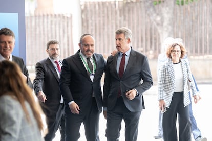 Alejandro Fernández y Alberto Núñez Feijóo, el día 6 a su llegada a la 40ª reunión del Cercle d'Economia, en Barcelona.