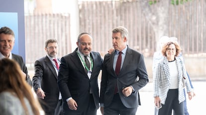 Alejandro Fernández y Alberto Núñez Feijóo, el día 6 a su llegada a la 40ª reunión del Cercle d'Economia, en Barcelona.