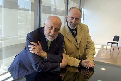 Jesús López-Cobos (a la derecha) y Pier Luigi Pizzi, ayer en el Teatro Real.