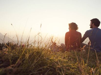 Una pareja contempla el horizonte.