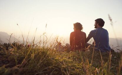 Una pareja observa el paisaje.