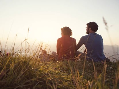 Una pareja observa el paisaje.