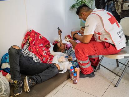 Migrantes heridos en el accidente, atendidos por la Cruz Roja Mexicana en Tuxtla.