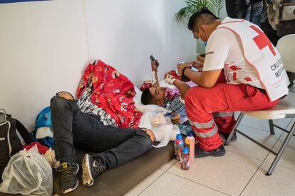 Migrantes heridos en el accidente, atendidos por la Cruz Roja Mexicana en Tuxtla.
