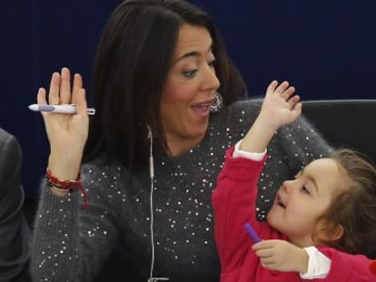 La eurodiputada italiana Licia Ronzulli, con su hija, durante la votaci&oacute;n de hoy.