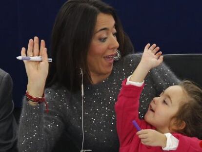 La eurodiputada italiana Licia Ronzulli, con su hija, durante la votaci&oacute;n de hoy.