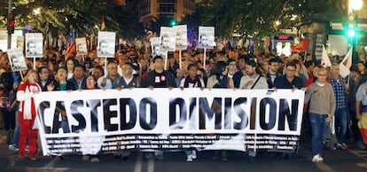 Centenares de personas piden la dimisión de la alcaldesa de Alicante, el 22 de noviembre.
