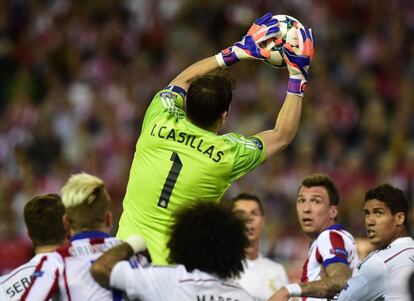 Casillas se eleva entre los defensores para atrapar el balón.