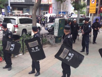 Polic&iacute;as acordonan la zona del atentado en Urumqi.