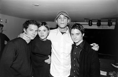 Shawn Hatosy, Clea DuVall, Josh Hartnett y Elijah Wood en una fiesta por el estreno de 'The Faculty' en Nueva York en noviembre de 1998. 