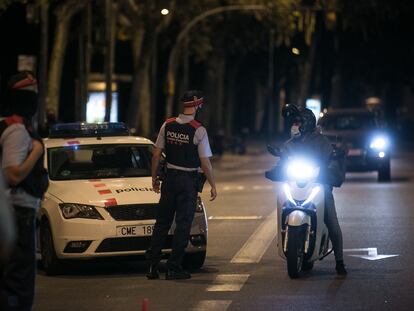 Control policial de los Mossos en Barcelona, en octubre de 2020.