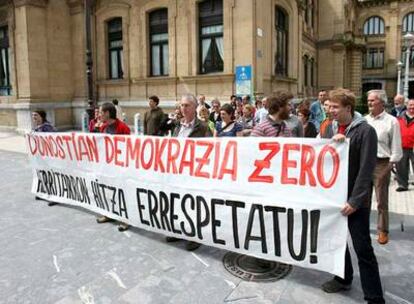 Una treintena de miembros de la izquierda 'abertzale' concentrados frente al Ayuntamiento de San Sebastián de que a algunos de ellos les expulsaran del pleno.