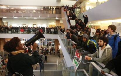 Estudiantes de Seattle muestran su solidaridad con los de Missouri en la Universidad de Washington. 