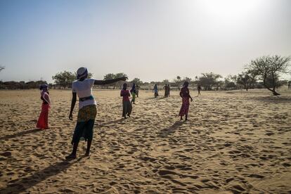 Más de la mitad de las personas que buscaron refugio en el campo de Dar es-Salam (Chad) en los primeros meses de 2015 fueron mujeres y menores de edad que escapaban del infierno de Boko Haram. El programa Amis des Enfants, que goza del apoyo de Unicef, busca ofrecer alternativas recreativas para los más jóvenes. A través del dibujo, deportes y talleres de costuras, los monitores intentan que tanto los pequeños como los adolescentes superen el trauma de la violencia que ha azotado sus lugares de origen.