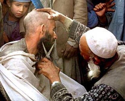 Los afganos se han lanzado a cortarse la barba, obligatoria bajo el opresivo régimen talibán
