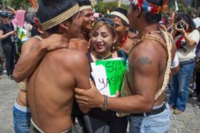 Indígenas huaorani fueron registrados este sábado, junto a miembros del colectivo Yasunidos, en una marcha hasta el Consejo Nacional Electoral (CNE), para presentar las firmas recolectadas en Quito (Ecuador) que buscan una consulta popular sobre la explotación petrolera en la Amazonia ecuatoriana.