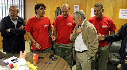 La <i>gira</i> sindical que realizan los secretarios generales de UGT, Cándido Méndez, y de Comisiones Obreras, Ignacio Fernández Toxo, previa a la huelga general les llevó ayer al Ministerio de Industria. Allí escucharon al grupo de mineros encerrados desde el pasado miércoles en protesta por el impago de sus nóminas.