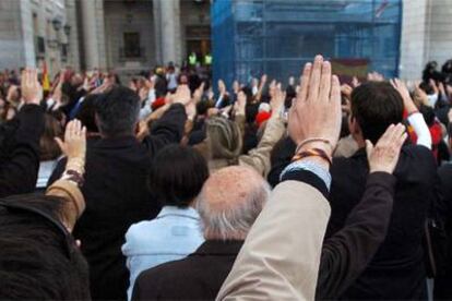 Concentración de <i>ultras</i> del jueves pasado en la plaza de San Juan de la Cruz de Madrid para protestar por la retirada de la estatua ecuestre de Franco.