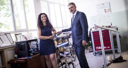 Elena García y Gustavo Lorenzo, junto al prototipo de exoesqueleto para frenar la atrofia muscular espinal.