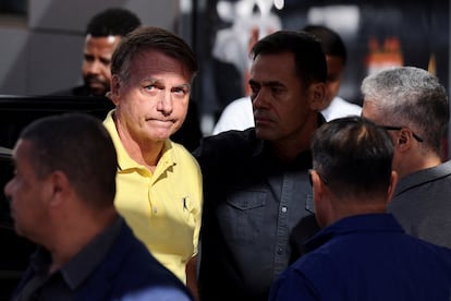 El expresidente Bolsonaro deja el hospital tras someterse a unas pruebas médicas, con permiso del juez, el pasado sábado en Brasilia.