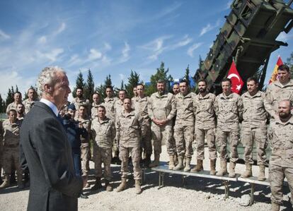 El ministro de Defensa espa&ntilde;ol, Pedro Moren&eacute;s, pasa revista a las tropas espa&ntilde;olas destacadas en Adana (Turqu&iacute;a) el pasado mes de marzo.