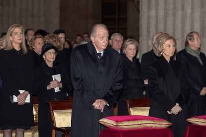 La infanta Cristina, a la izquierda, junto a su padres los reyes eméritos.